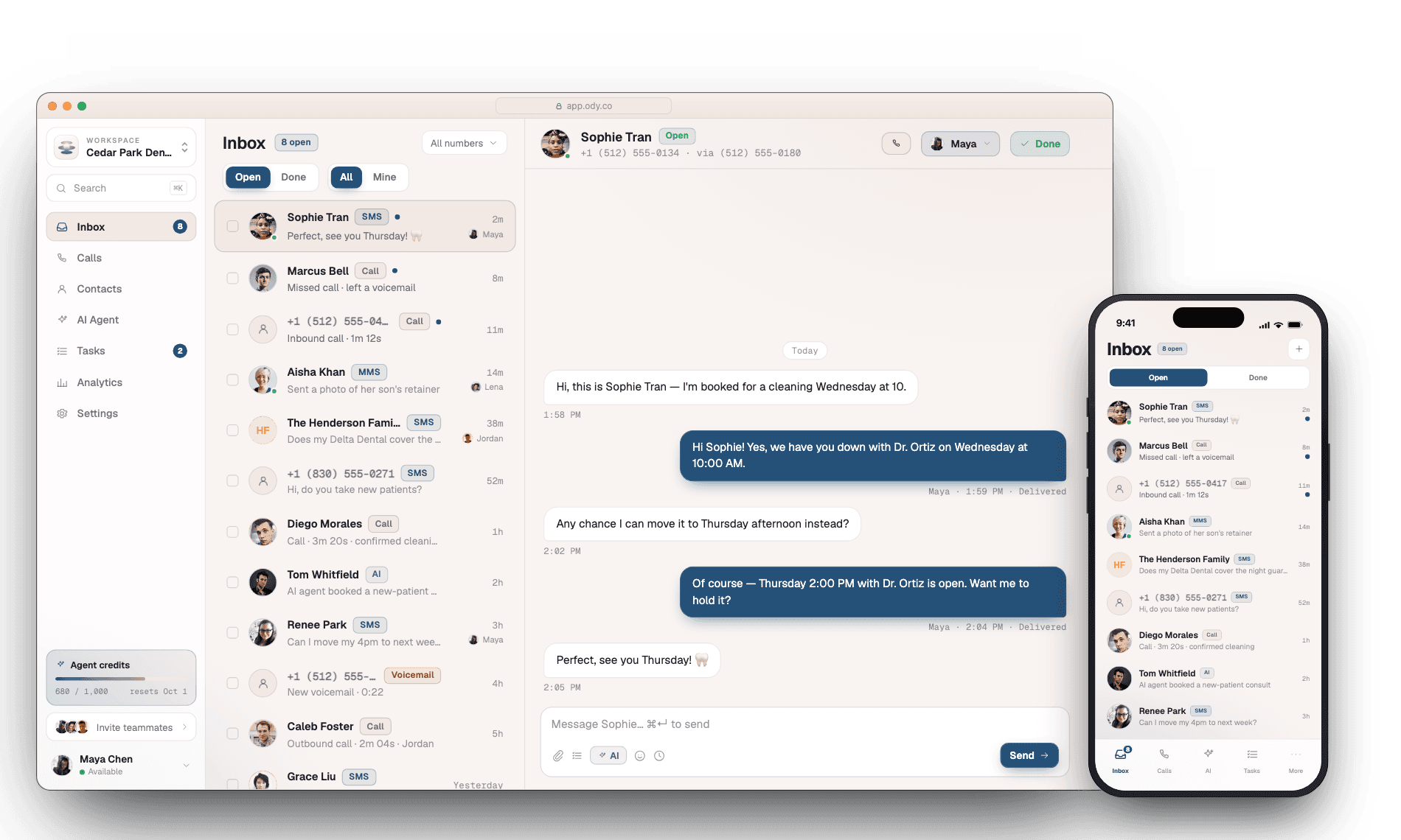 La bandeja de entrada de Ody en la aplicación web y la aplicación para iPhone: una lista de conversaciones abiertas con insignias de SMS, llamadas y buzón de voz, y un hilo de cliente abierto a la derecha.